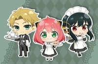 Personagens Chibi de Spy x Family em um café aconchegante