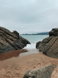 Plage isolée entre des rochers