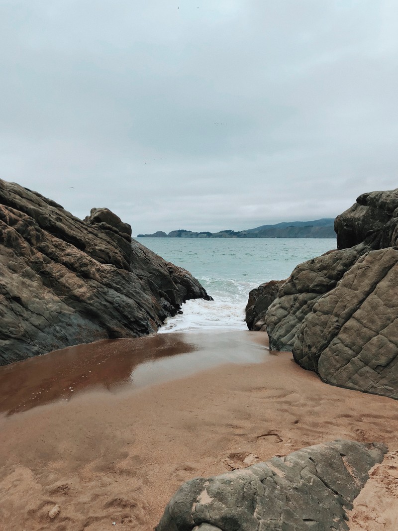 Песчаный пляж с несколькими камнями и водой (море, скала, водные ресурсы, коренная порода, водоток)