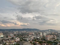 Paisaje urbano de un vecindario suburbano bajo cielos nublados durante el día