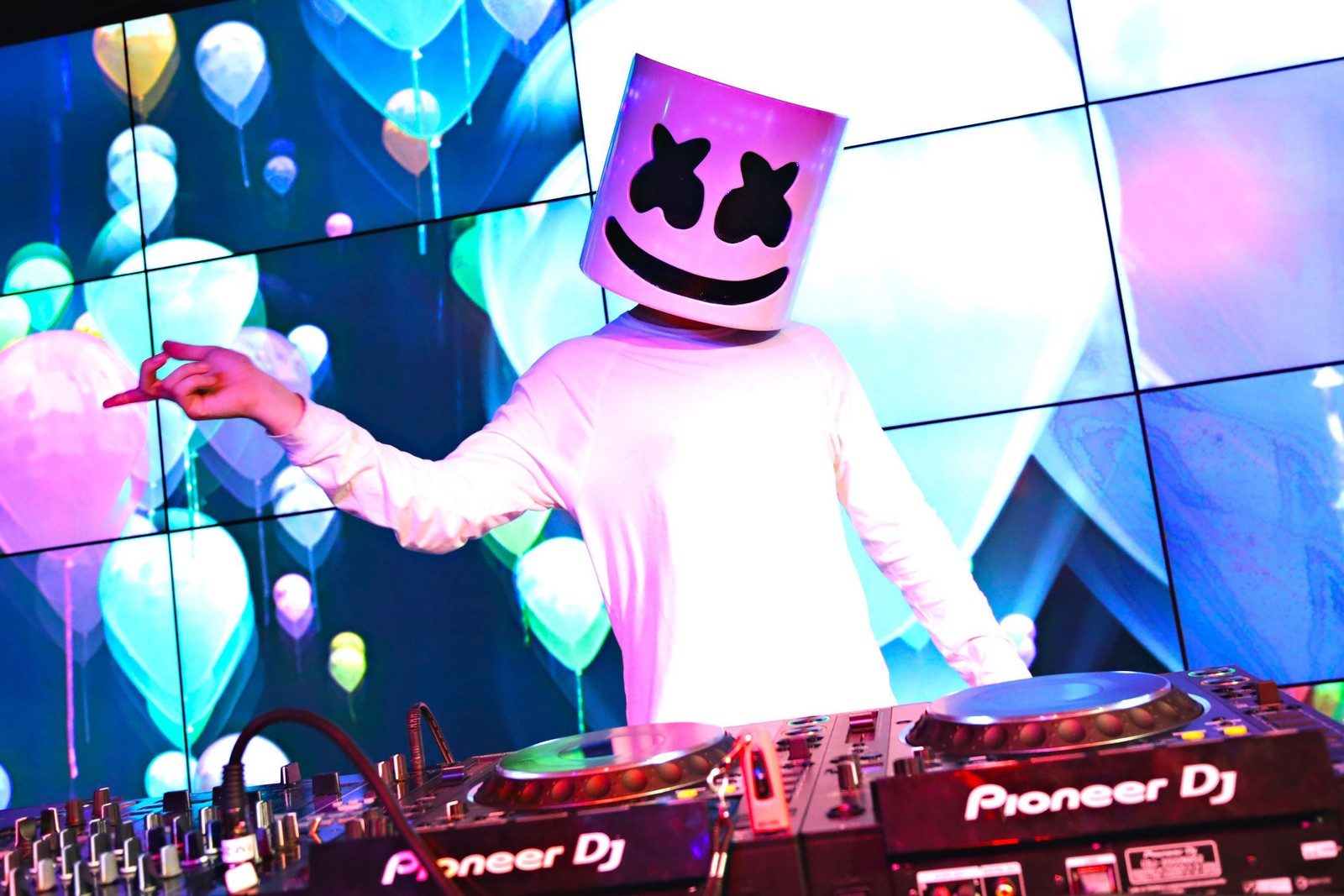 Арабский диджей в костюме зефира, смешивающий музыку на вертушке (marshmello, живой концерт, американский диджей, музыка, обои 4k)