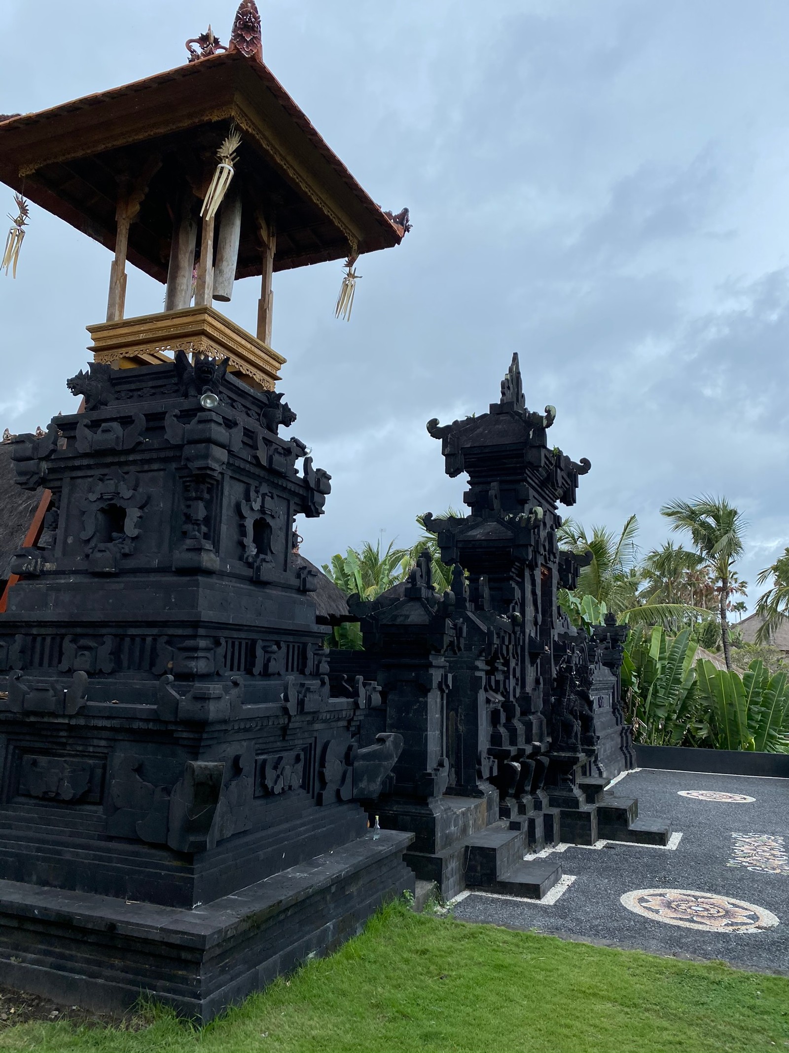 Há duas estátuas sentadas na grama (bali, sítio histórico, estátua, história antiga, templo)