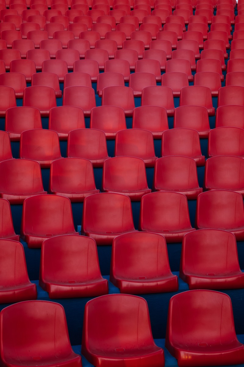 Арафед красные стулья на стадионе с синими сиденьями (красный, auditorium, узор, театр, кармин)