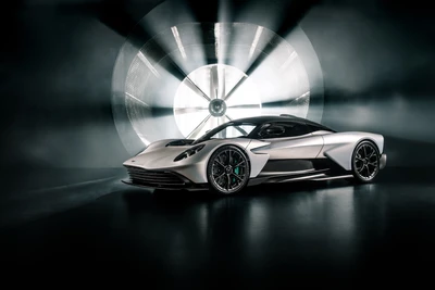 Aston Martin Valhalla: Гибридный суперкар 2024 года в драматическом освещении