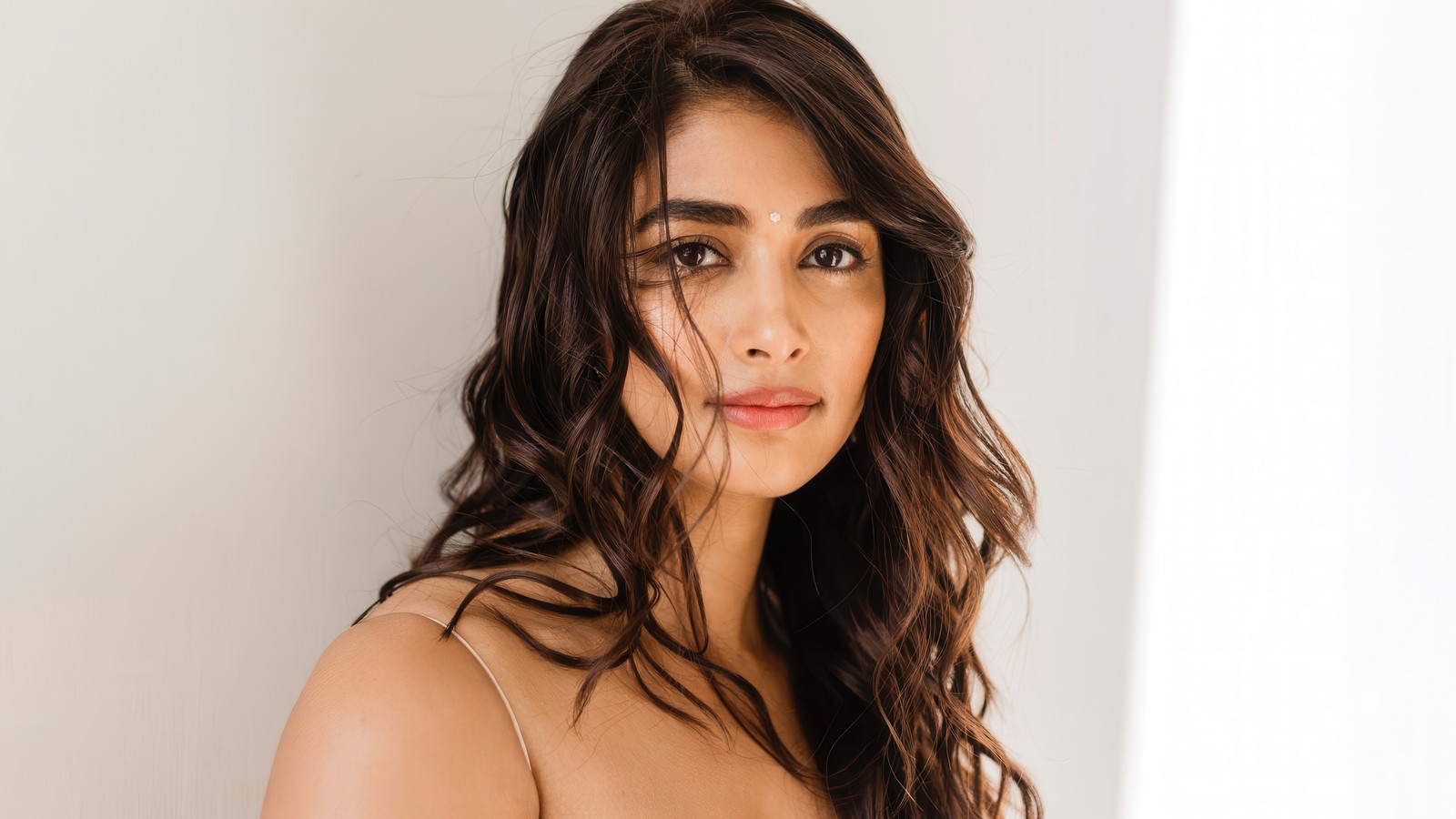 Gros plan d'une femme avec de longs cheveux et un haut en soutien-gorge (pooja hegde, gros plan, actrice indienne, 5k, portrait)