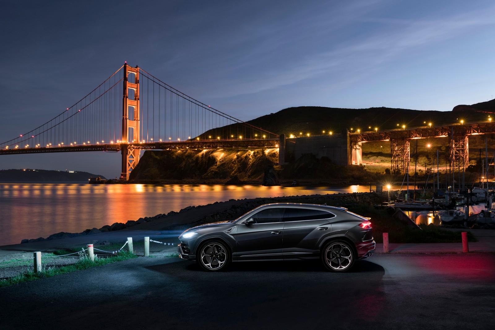 Um suv preto estacionado em frente a uma ponte à noite (lamborghini urus, ponte golden gate, golden gate bridge, aniversário, 2021)