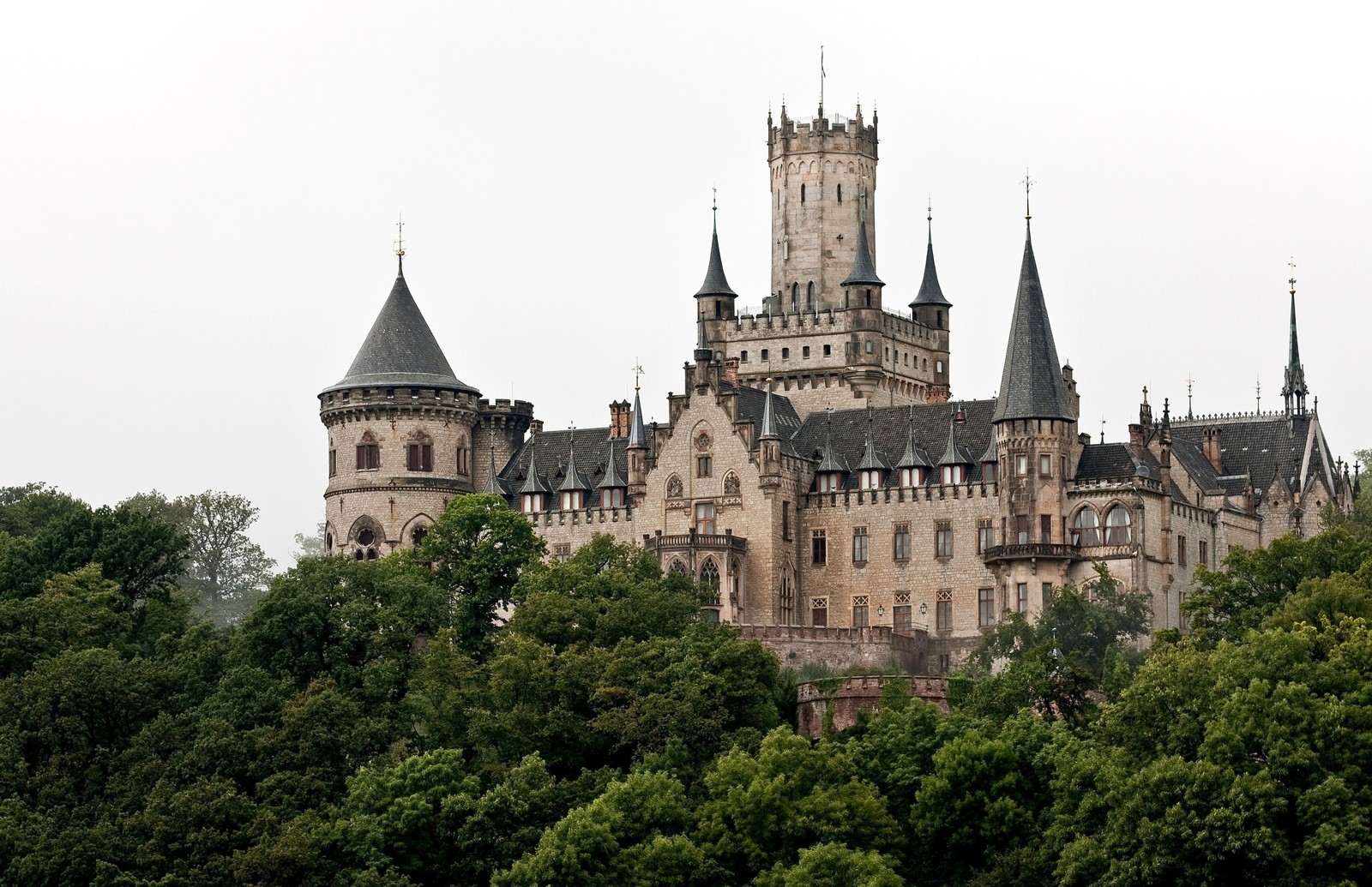 Arafed schloss mit einem glockenturm auf einem hügel (schloss neuschwanstein, burg, wahrzeichen, gebäude, spitze)