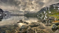 Paisagem serena das montanhas norueguesas com reflexos nas montanhas em um lago tranquilo