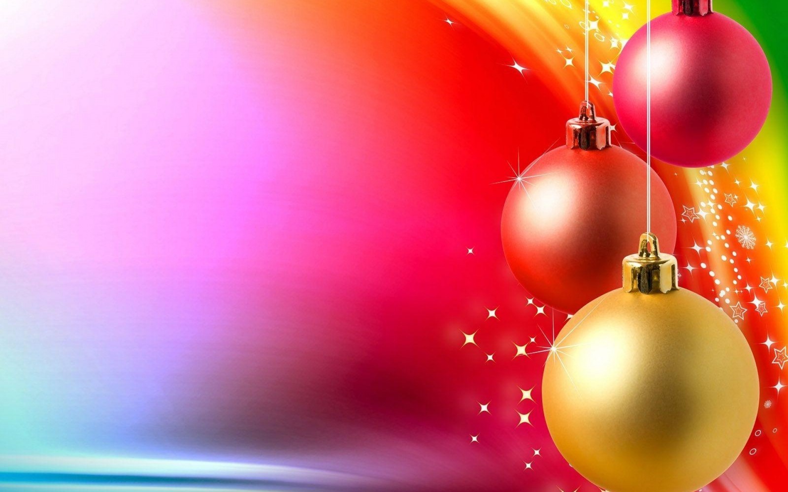 Boules de noël sur un fond coloré avec des étoiles et des paillettes (décoration de noël, noël, lumières de noël, rouge, auriculaire)