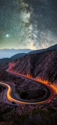 Route sinueuse sous la Voie lactée : Un paysage nocturne serein des hauts plateaux