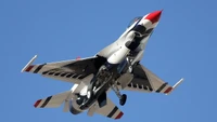 Lockheed Martin F-22 Raptor en vuelo, mostrando precisión aerodinámica y capacidad militar.