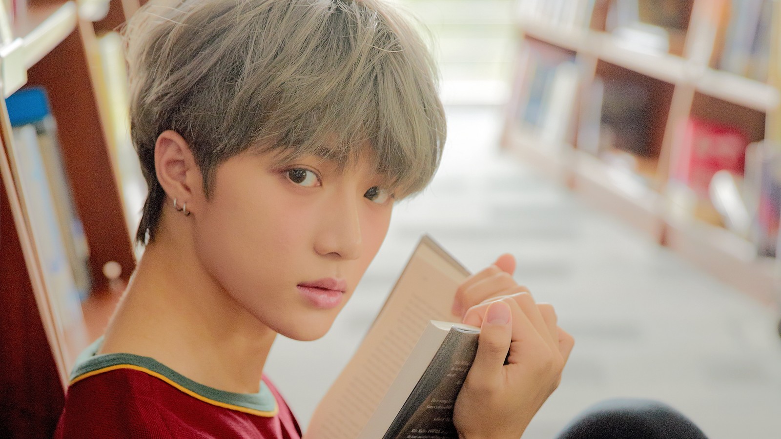 Арабский мальчик с книгой в библиотеке рядом с книжным шкафом (txt kpop, tomorrow x together, 투모로우바이투게더, beomgyu, 범규)