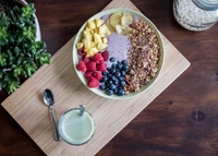 Beeren-Smoothie-Bowl mit Granola und frischen Früchten