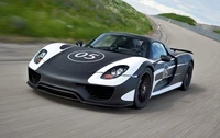 Porsche 918 Spyder en mouvement dynamique sur une piste de course, mettant en valeur son design élégant et ses capacités de haute performance.