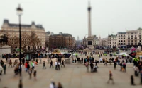 Multitud vibrante en Trafalgar Square en el centro de Londres