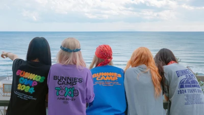 Участники NewJeans в лагере Bunnies 2024 с видом на океан