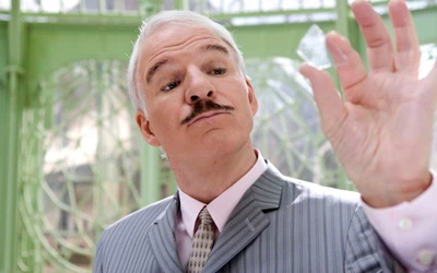 Steve Martin en un traje elegante, examinando un pequeño objeto con intriga, rodeado de un entorno vintage y ornamentado.