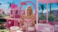 Barbie em um ambiente rosa vibrante com um sorriso brincalhão, mostrando um mundo caprichoso de moda e diversão.