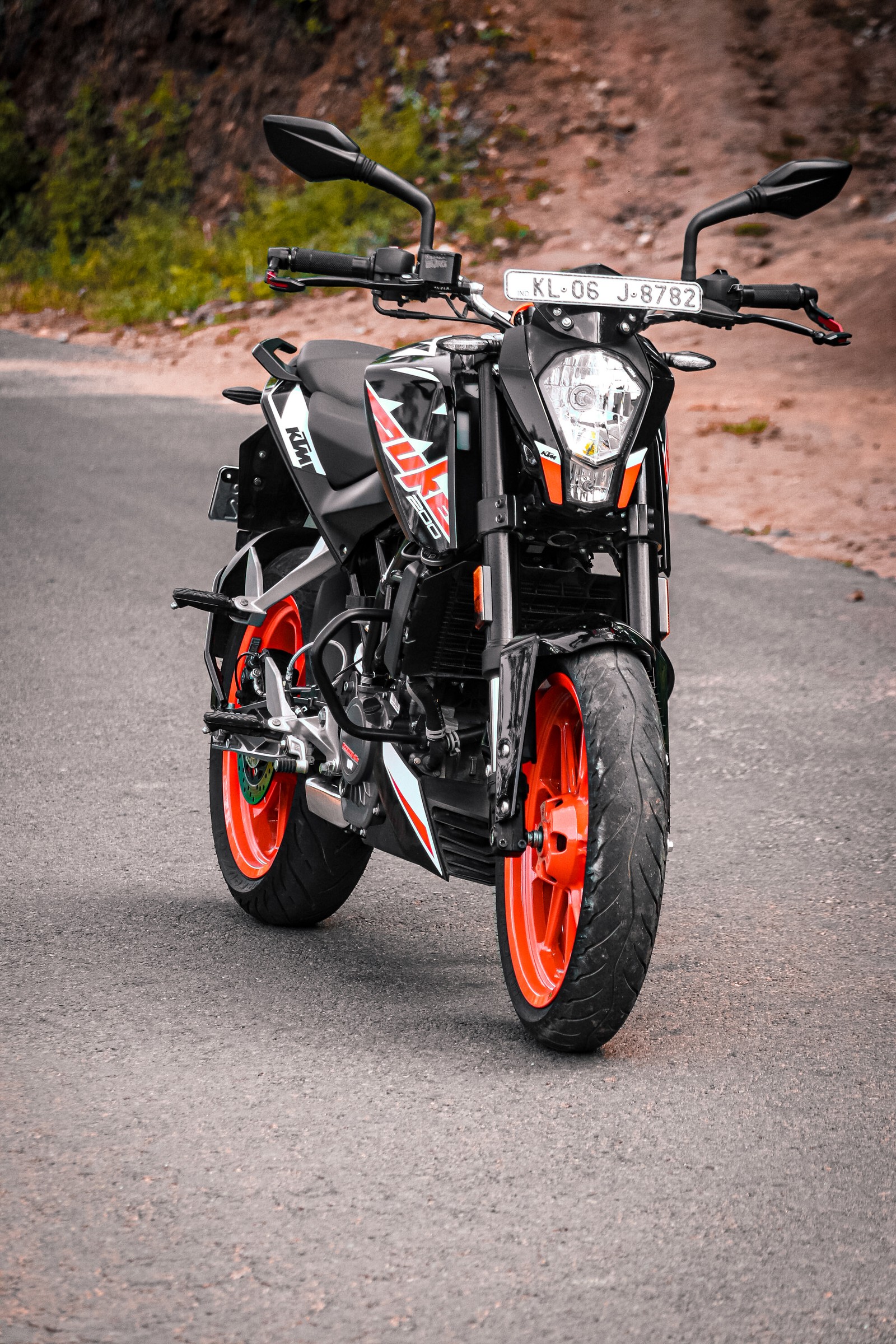 Il y a une moto garée sur le bord de la route (200, duc, duke125, duke200, duke 390)