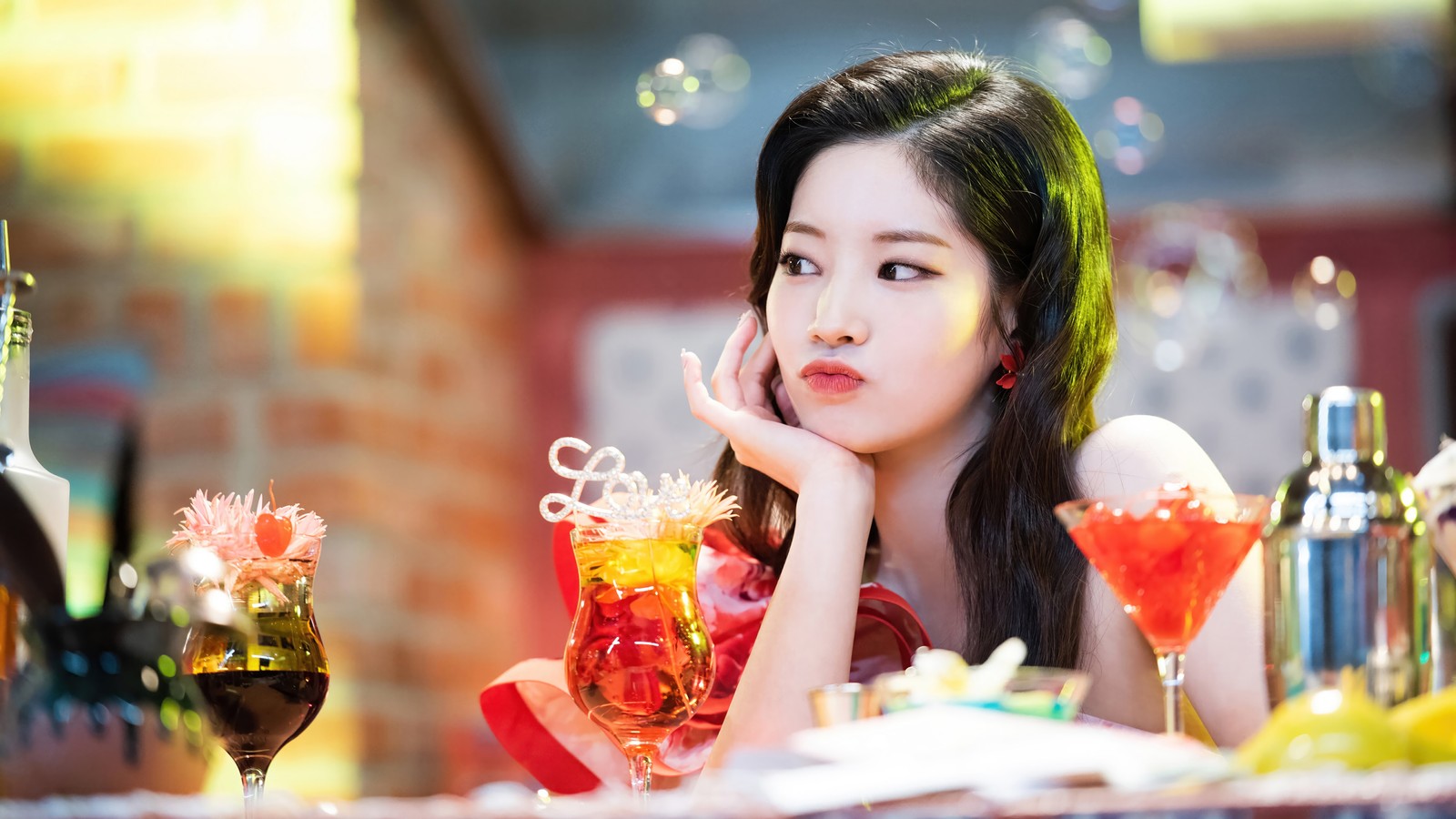 Une femme arabe assise au bar avec une boisson à la main (dahyun, 다현, kim da hyun, 김다현, deux fois)