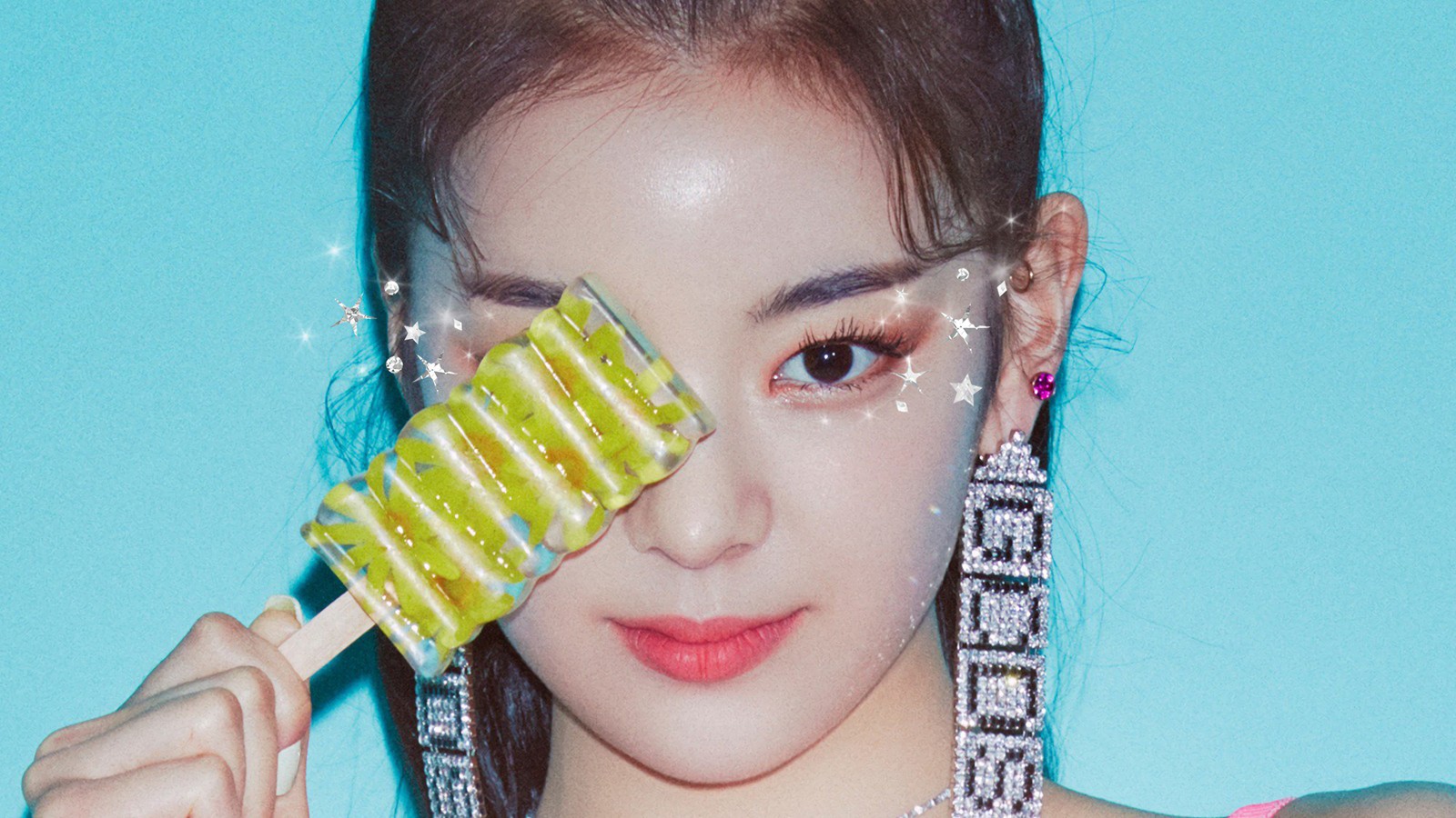 Une fille girafe avec un popsicle vert sur le visage (itzy, kpop, lia, choi ji su)