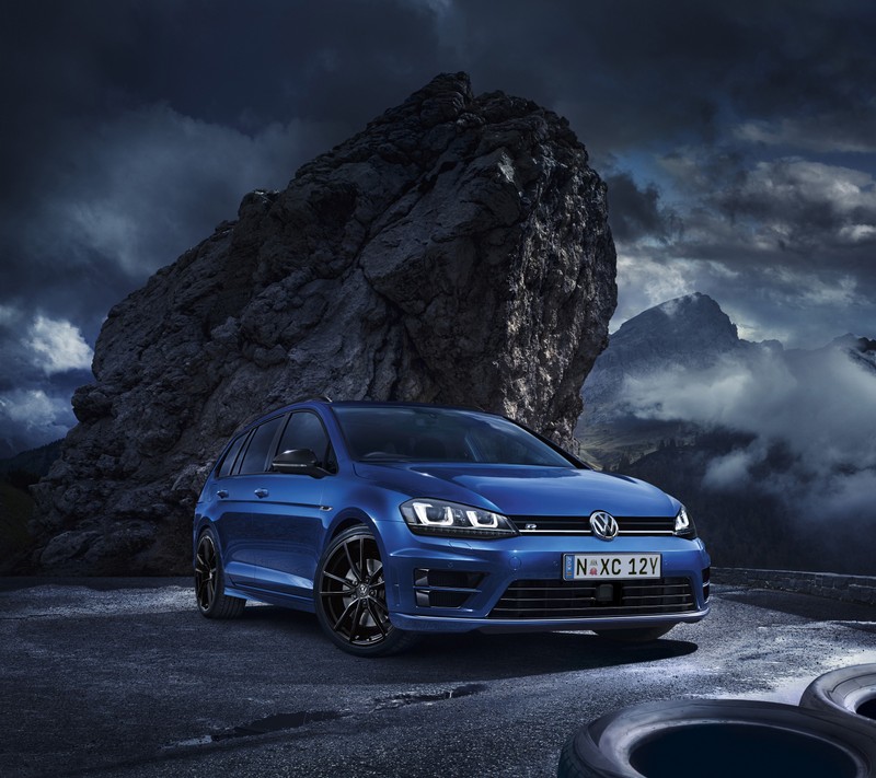 Синий volkswagen golf r - линия, припаркованный у горы (авто, машина, гольф, volkswagen, фольксваген)