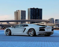 Elegante Lamborghini Aventador blanco exhibiendo impresionantes llantas contra un horizonte urbano