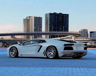 Elegante Lamborghini Aventador branco exibindo rodas deslumbrantes contra um horizonte da cidade