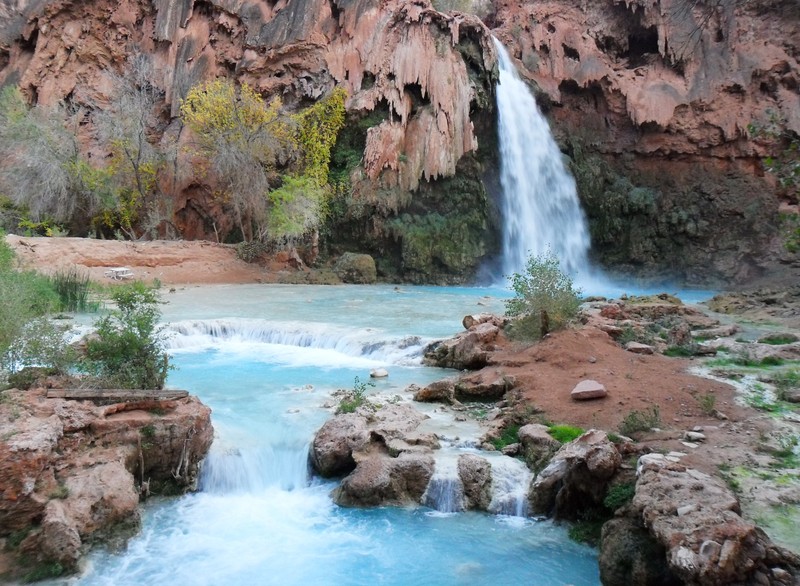 Воздушный водопад посреди каньона с синей водой (осень, водопады, хавсу, havasu)