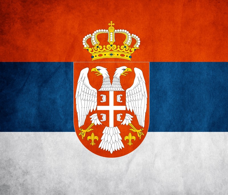 Близкий план флага с короной на вершине (другой, serbia flag)