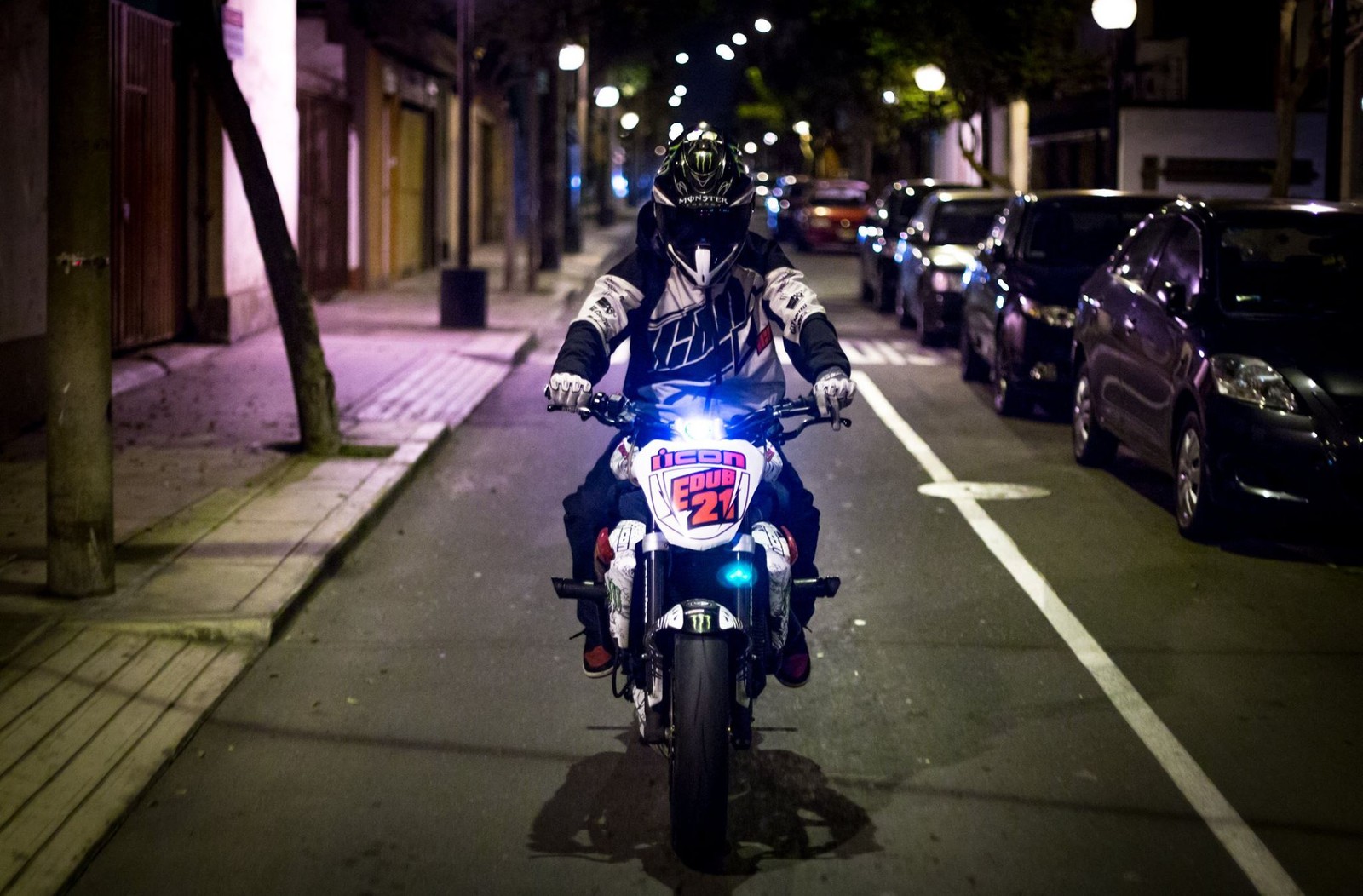 Hay un hombre montando una motocicleta por la calle de noche (monster energy, motocicleta, acrobacia)