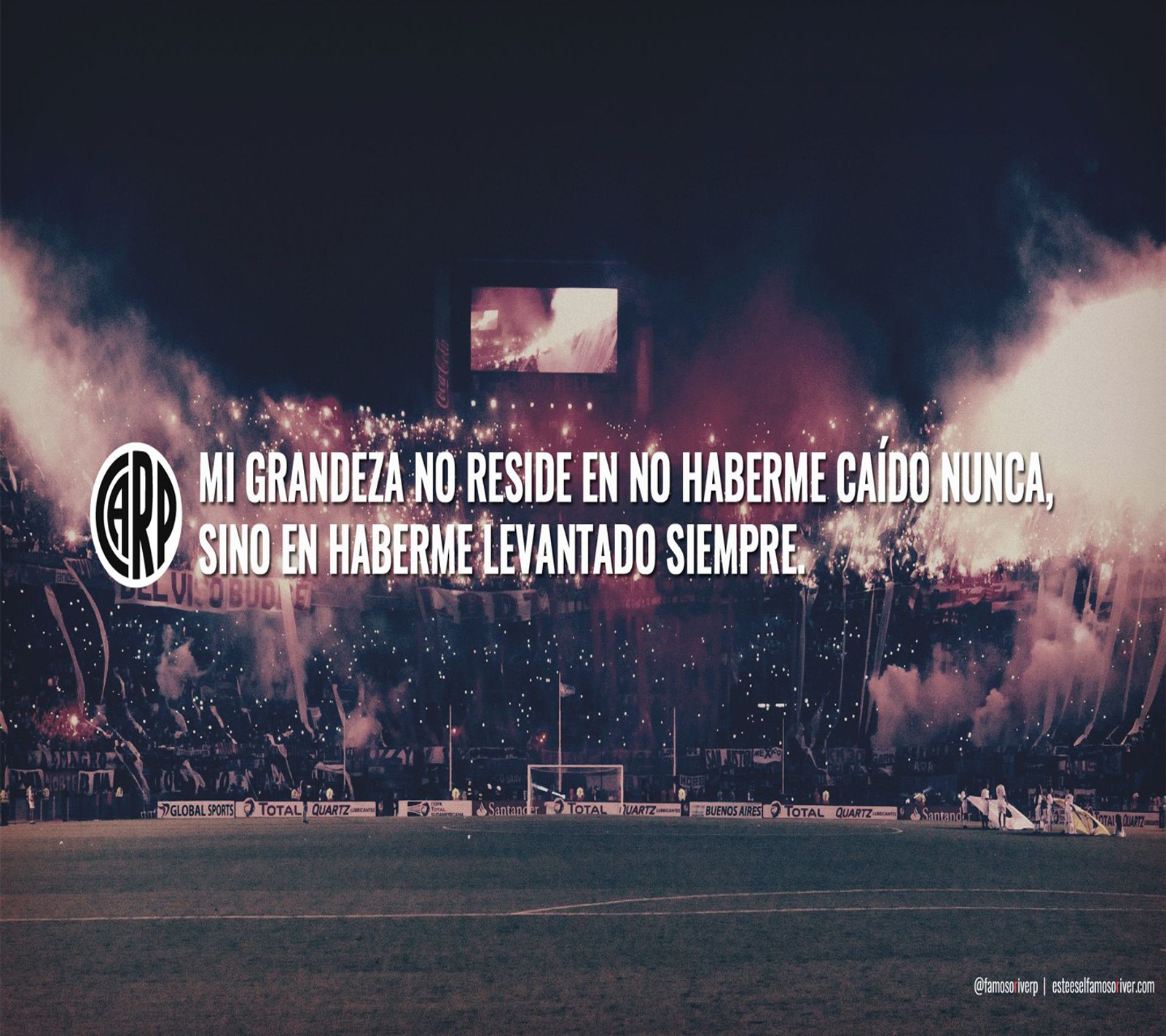 Una foto tomada desde un campo de fútbol con fuegos artificiales de fondo (amor, argentina, river plate)