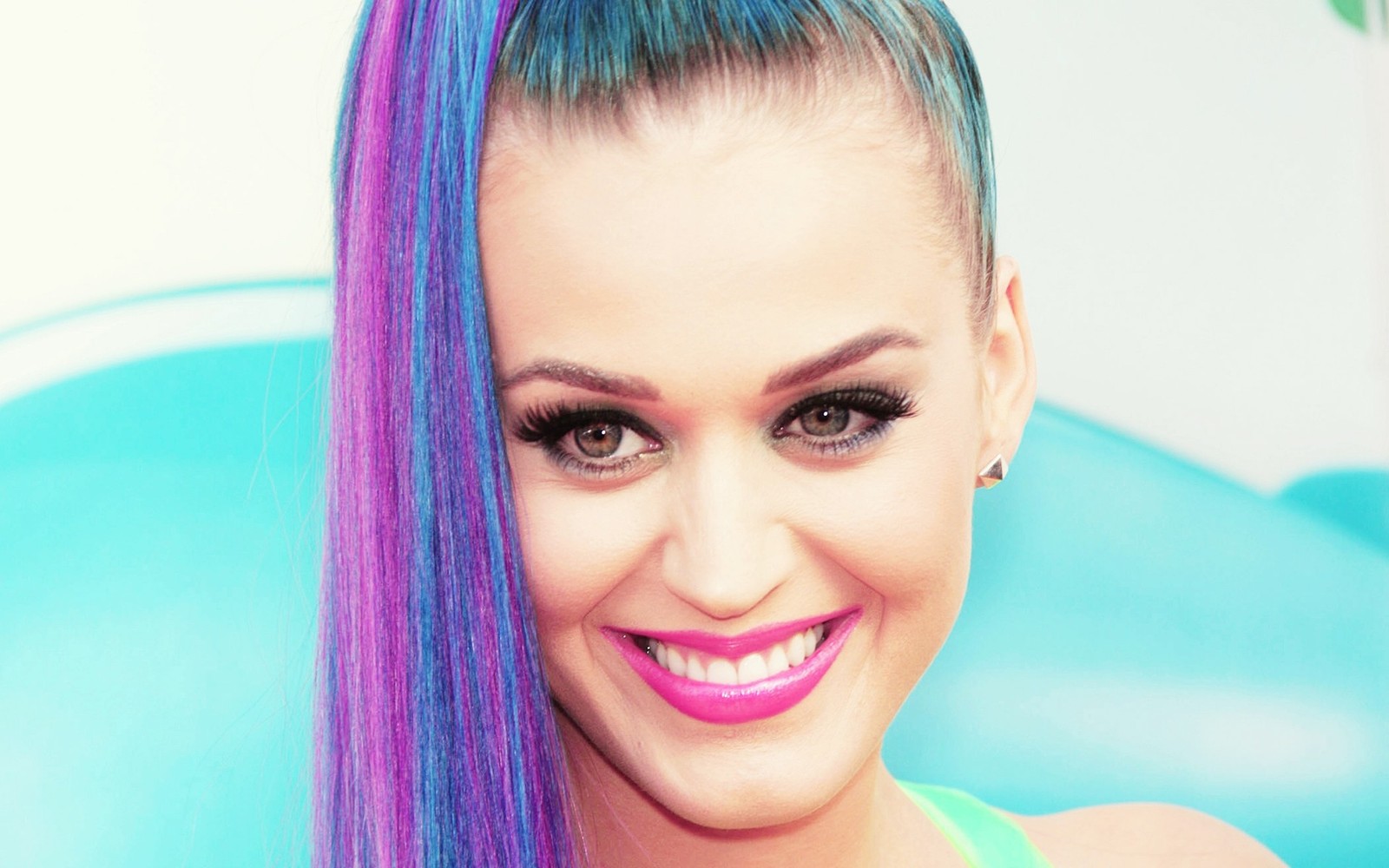 Arafed woman with blue and purple hair smiling at the camera (katy perry, hair, eyebrow, hairstyle, forehead)