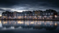 Casas de arcoíris coloridas reflejadas en el cielo vespertino junto al lago