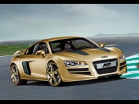 Audi R8 ABT dourado: O epítome de luxo e desempenho.