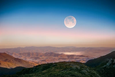 Lua cheia sobre o Parque Nacional Itatiaia: colinas e montanhas majestosas ao crepúsculo