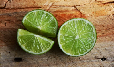 Limes fraîchement coupés : Un délice d'agrumes pour la santé et la saveur