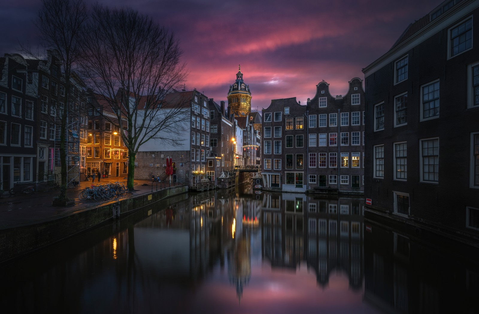 Vista aérea de un canal con un campanario a lo lejos (ámsterdam, amsterdam, estética, ciudad nocturna, atardecer)