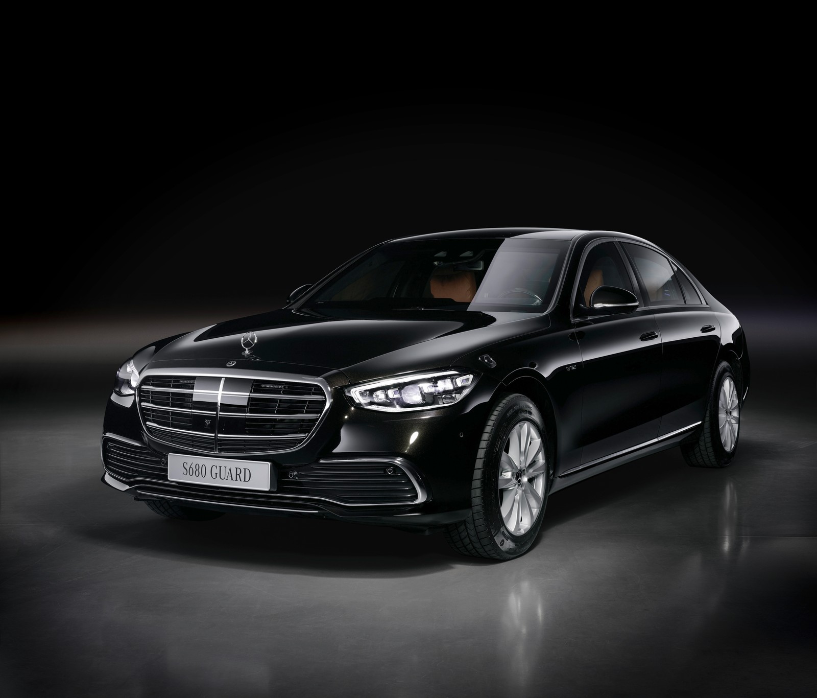 Передняя часть черного внедорожника mercedes в темной комнате (mercedes benz s 680 guard 4matic, mercedes benz s class, 2021, 5k, тёмный фон)