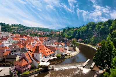 Vue panoramique d'un village de montagne pittoresque à Prague avec rivière et verdure luxuriante