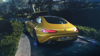 Supercar jaune élégant de Mercedes-Benz sur un chemin pittoresque