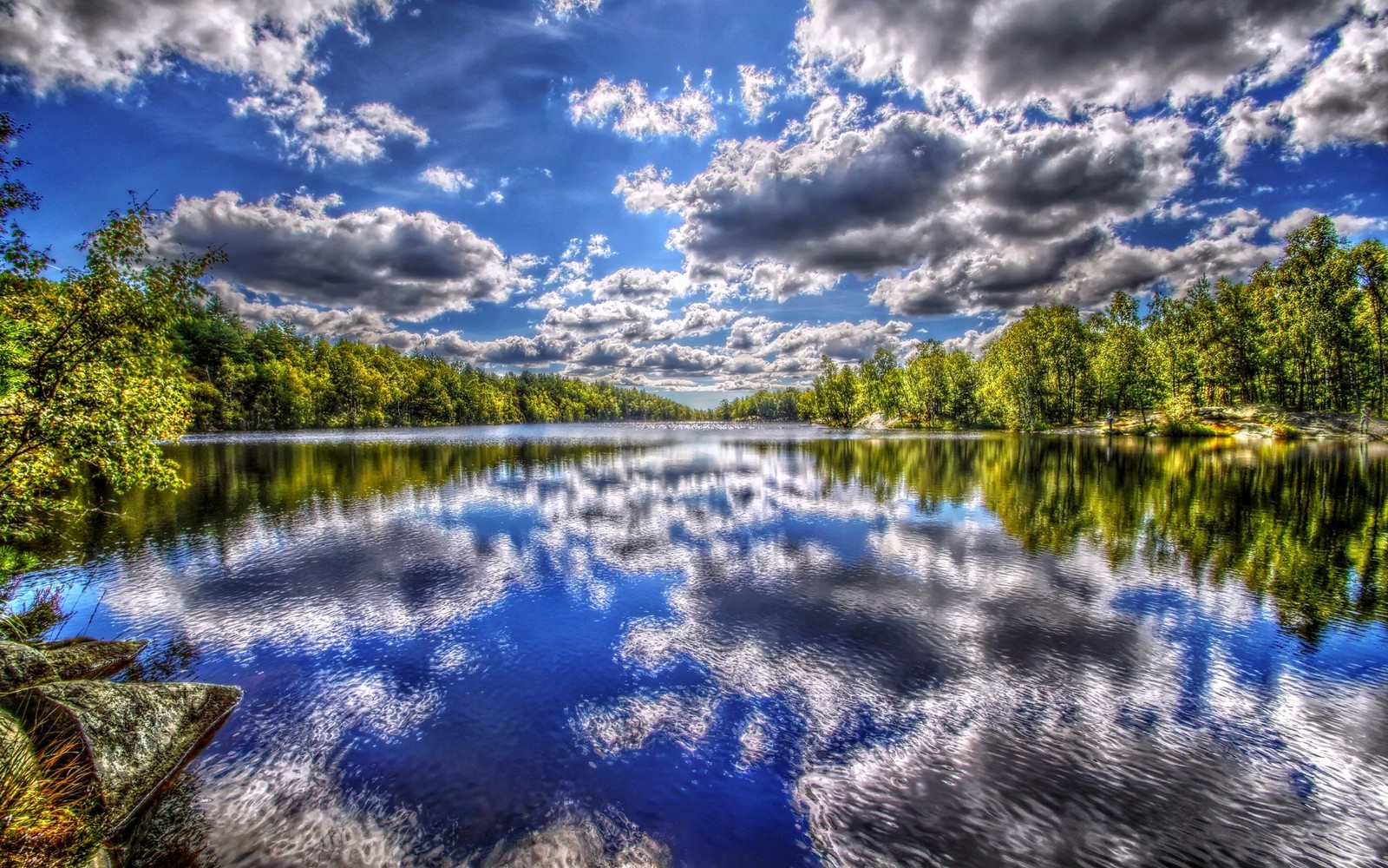 Uma vista de um lago com algumas nuvens no céu (natureza, reflexo, água, nuvem, recursos hídricos)