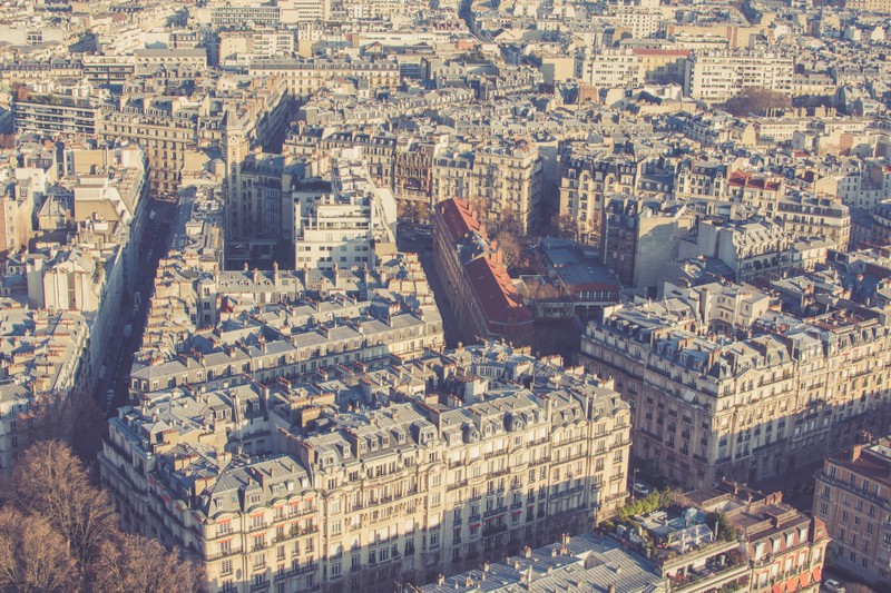 Вид сверху на город, по которому проходит поезд (париж, paris, эйфелева башня, триумфальная арка, arc de triomphe)