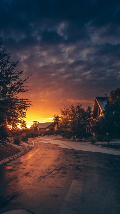 Lueur du coucher de soleil d'hiver sur une rue sereine