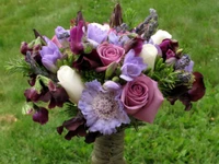 Elegante ramo floral púrpura con rosas de jardín, fresias y lavanda, perfecto para bodas y ocasiones especiales.