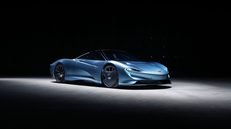 Крупный план синего спортивного автомобиля в темной комнате (mclaren speedtail, тёмный фон, гибридный спортивный автомобиль, черный темный, машины)