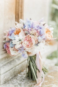 Ramo floral en tonos pastel con hortensias, peonías y lavanda para bodas