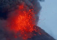 Volcán Mayon en erupción: Lava ardiente y eyección de ceniza volcánica contra un cielo dramático