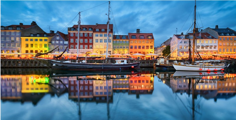 Близкий план лодки в воде рядом со зданиями (копенгаген, copenhagen, отражение, водный транспорт, гавань)