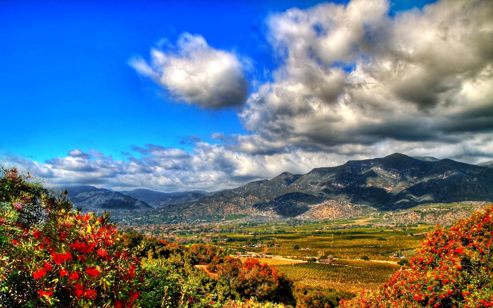 Vista aérea de um vale com uma montanha ao fundo (natureza, formas montanhosas, nuvem, wild, outono)